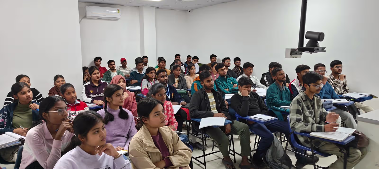 SSS Achievers Science coaching classroom in Ghazipur — AI-enabled smart classroom for Physics, Chemistry and Biology tuition for Class 8-12